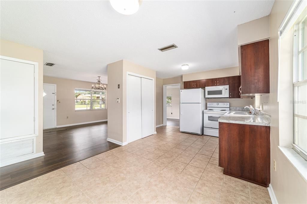 Active With Contract: $185,000 (3 beds, 1 baths, 1411 Square Feet)