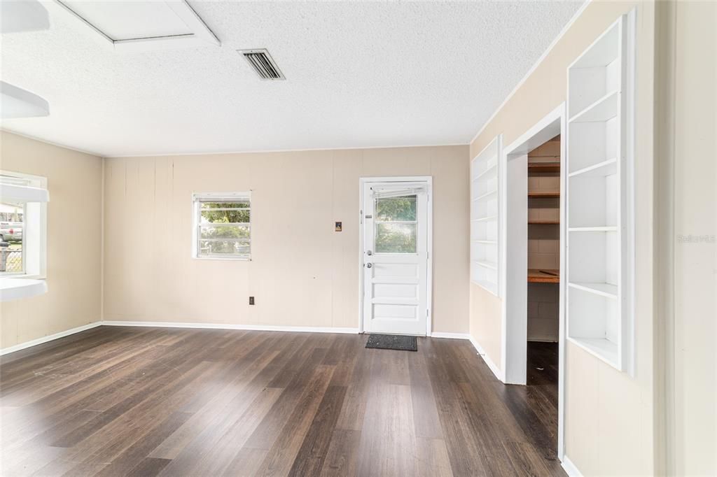 Active With Contract: $185,000 (3 beds, 1 baths, 1411 Square Feet)