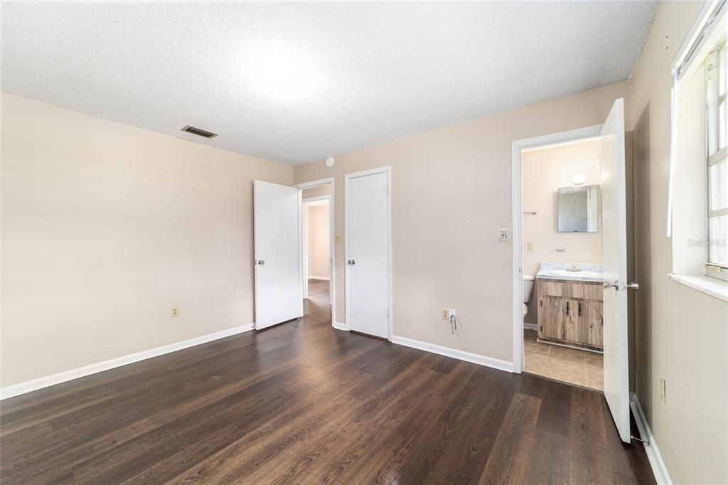 Active With Contract: $185,000 (3 beds, 1 baths, 1411 Square Feet)
