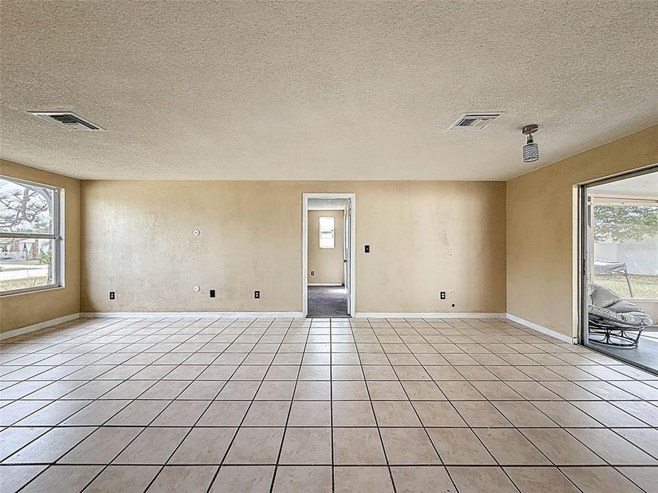 待售: $200,000 (2 贝兹, 2 浴室, 1025 平方英尺)