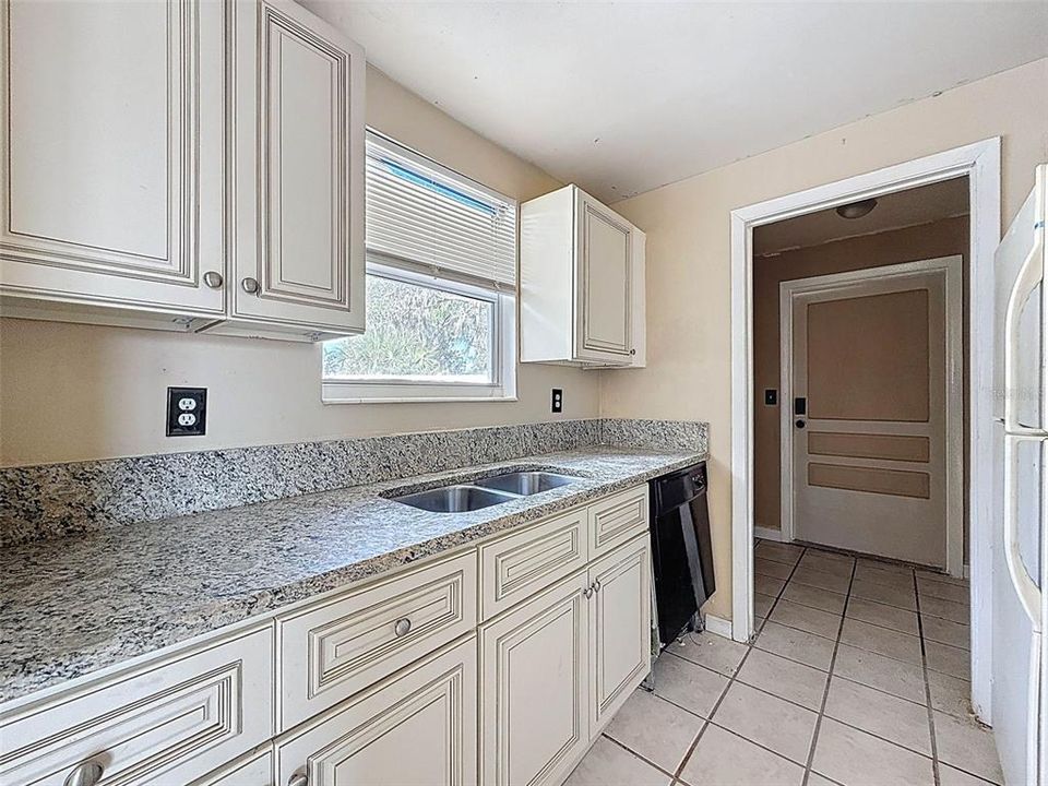 待售: $200,000 (2 贝兹, 2 浴室, 1025 平方英尺)