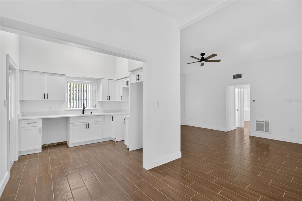 Active With Contract: $150,000 (2 beds, 1 baths, 890 Square Feet)