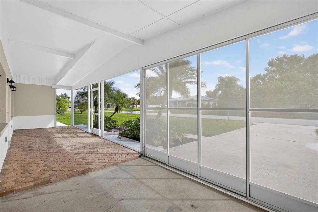 Active With Contract: $150,000 (2 beds, 1 baths, 890 Square Feet)