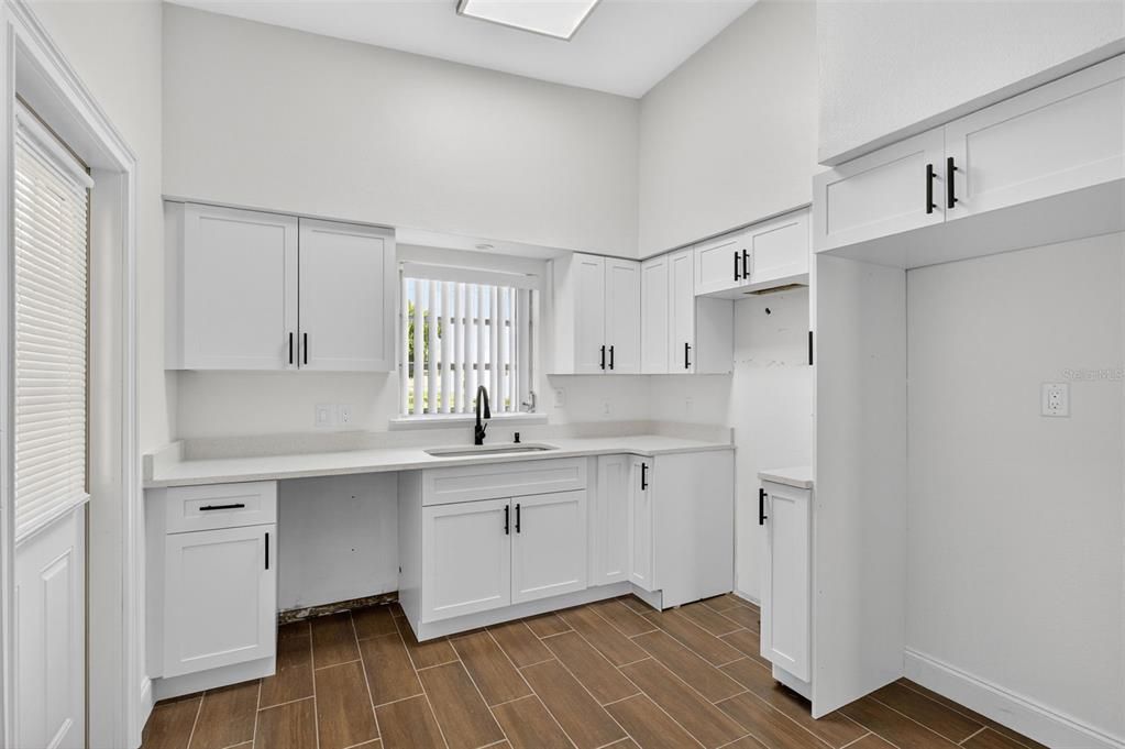 Active With Contract: $150,000 (2 beds, 1 baths, 890 Square Feet)