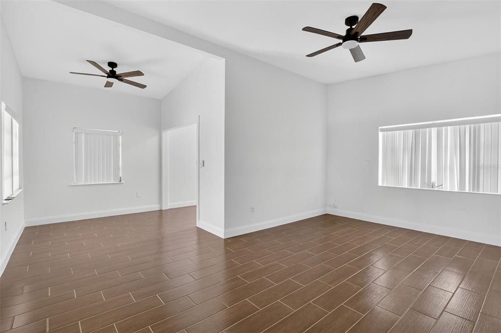 Active With Contract: $150,000 (2 beds, 1 baths, 890 Square Feet)
