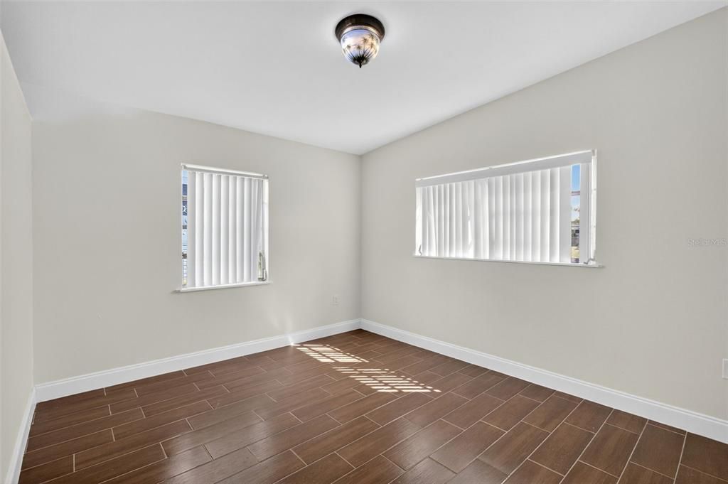 Active With Contract: $150,000 (2 beds, 1 baths, 890 Square Feet)