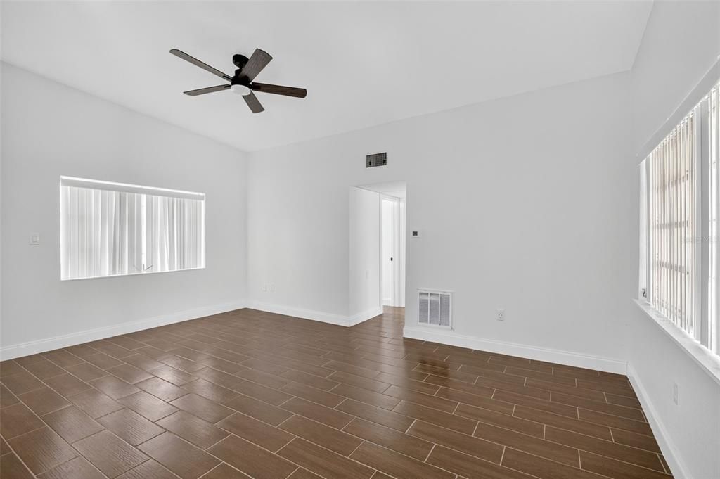Active With Contract: $150,000 (2 beds, 1 baths, 890 Square Feet)