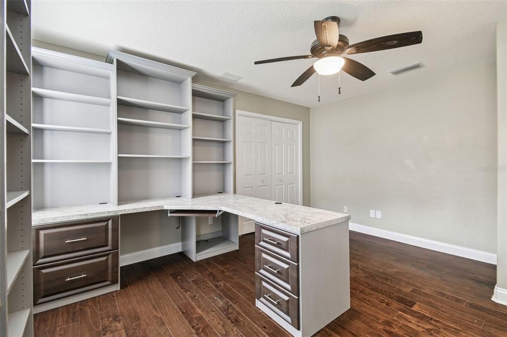 合同活跃: $948,900 (4 贝兹, 3 浴室, 2742 平方英尺)