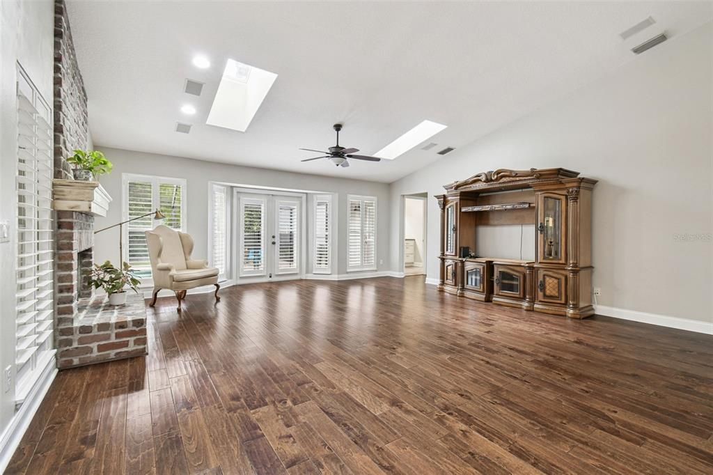 合同活跃: $948,900 (4 贝兹, 3 浴室, 2742 平方英尺)