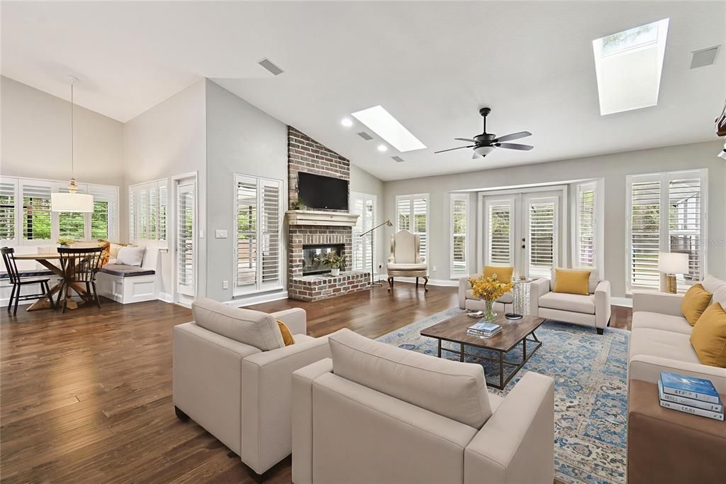 合同活跃: $948,900 (4 贝兹, 3 浴室, 2742 平方英尺)