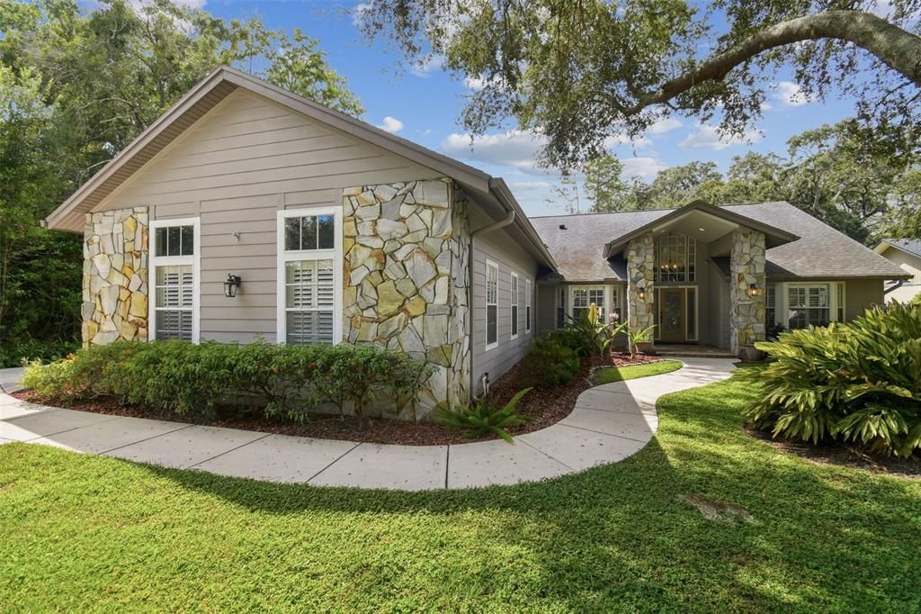 合同活跃: $948,900 (4 贝兹, 3 浴室, 2742 平方英尺)