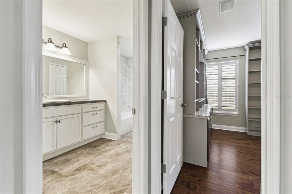 合同活跃: $948,900 (4 贝兹, 3 浴室, 2742 平方英尺)