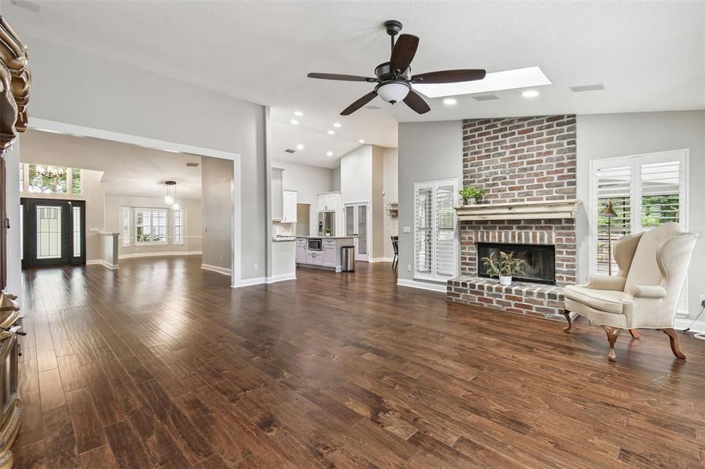 合同活跃: $948,900 (4 贝兹, 3 浴室, 2742 平方英尺)