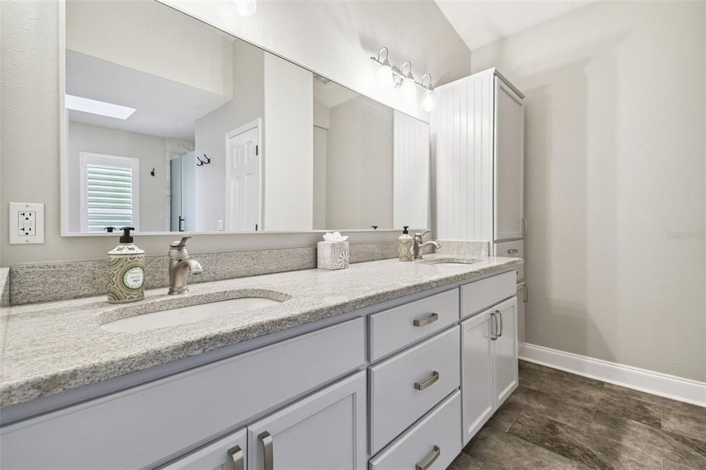 合同活跃: $948,900 (4 贝兹, 3 浴室, 2742 平方英尺)