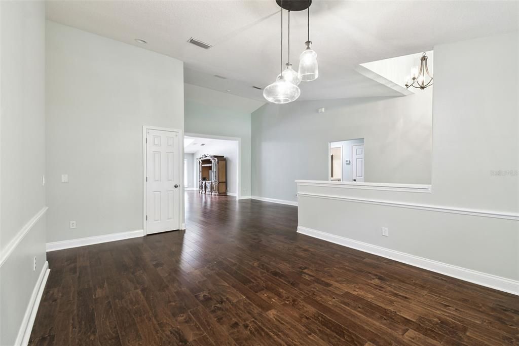 合同活跃: $948,900 (4 贝兹, 3 浴室, 2742 平方英尺)