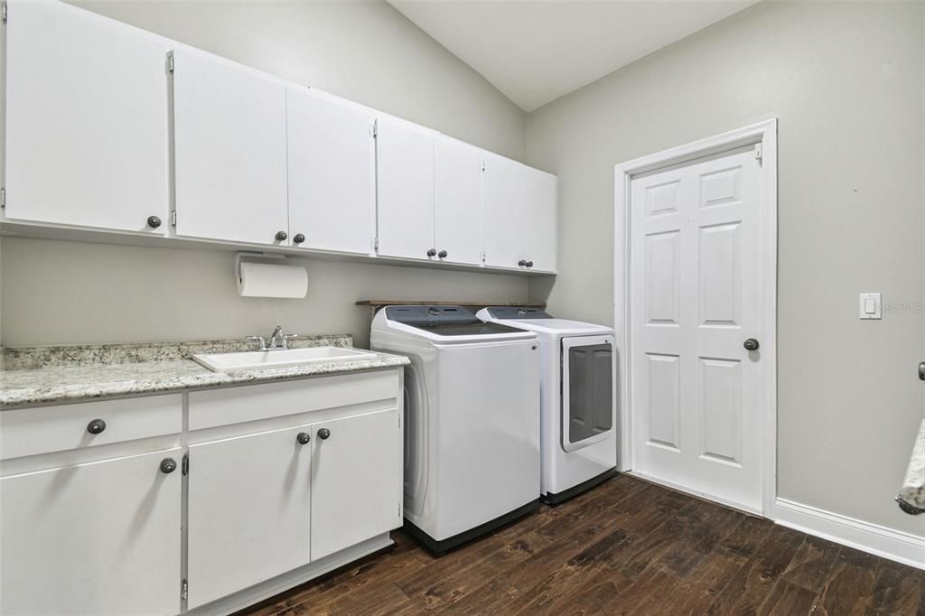 合同活跃: $948,900 (4 贝兹, 3 浴室, 2742 平方英尺)