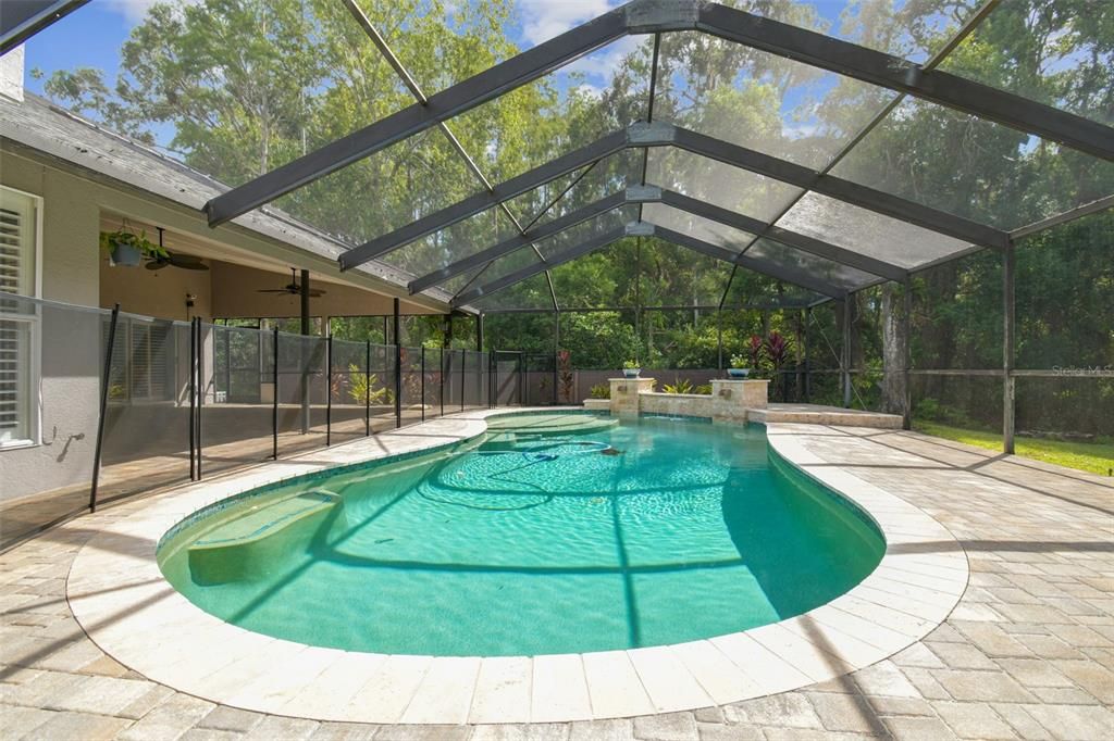 合同活跃: $948,900 (4 贝兹, 3 浴室, 2742 平方英尺)