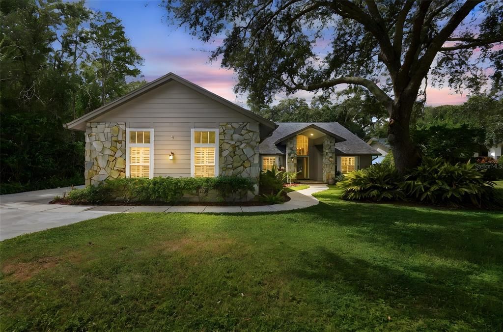 合同活跃: $948,900 (4 贝兹, 3 浴室, 2742 平方英尺)