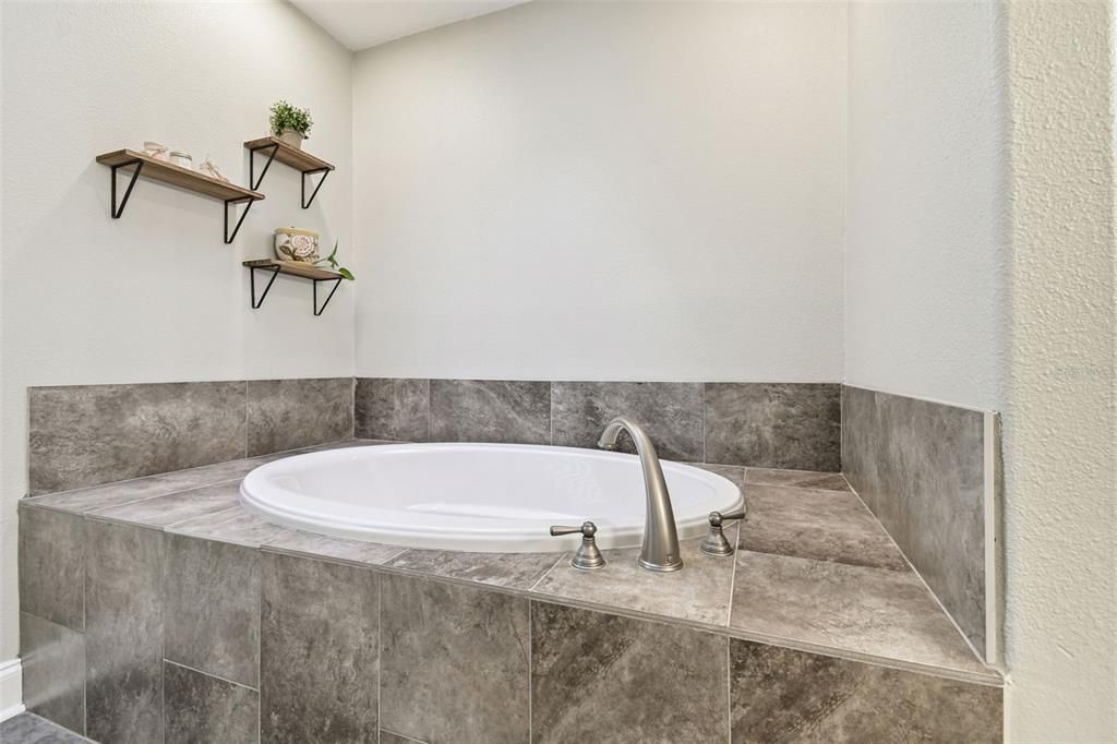 合同活跃: $948,900 (4 贝兹, 3 浴室, 2742 平方英尺)