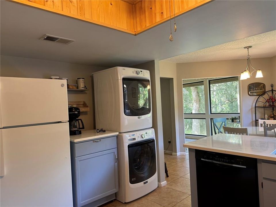 待售: $209,900 (2 贝兹, 2 浴室, 1056 平方英尺)