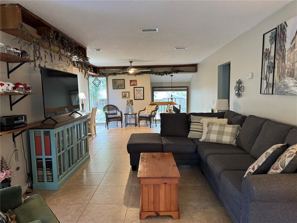 待售: $209,900 (2 贝兹, 2 浴室, 1056 平方英尺)