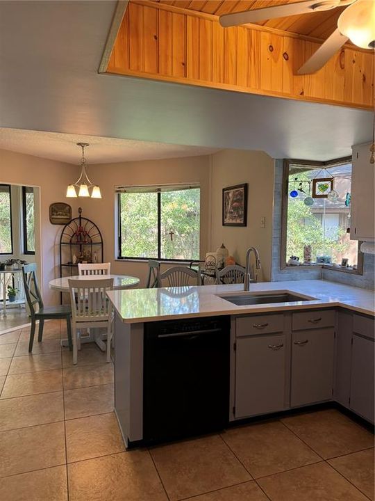 待售: $209,900 (2 贝兹, 2 浴室, 1056 平方英尺)