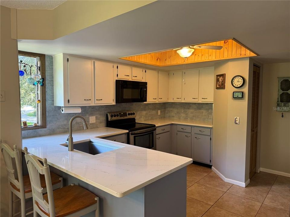 待售: $209,900 (2 贝兹, 2 浴室, 1056 平方英尺)