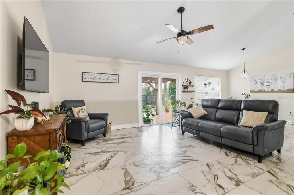 合同活跃: $360,000 (3 贝兹, 2 浴室, 1470 平方英尺)