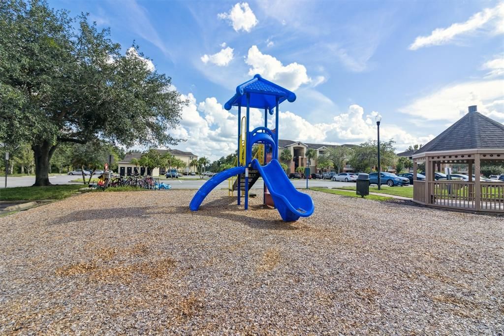 For Rent: $1,550 (2 beds, 2 baths, 975 Square Feet)