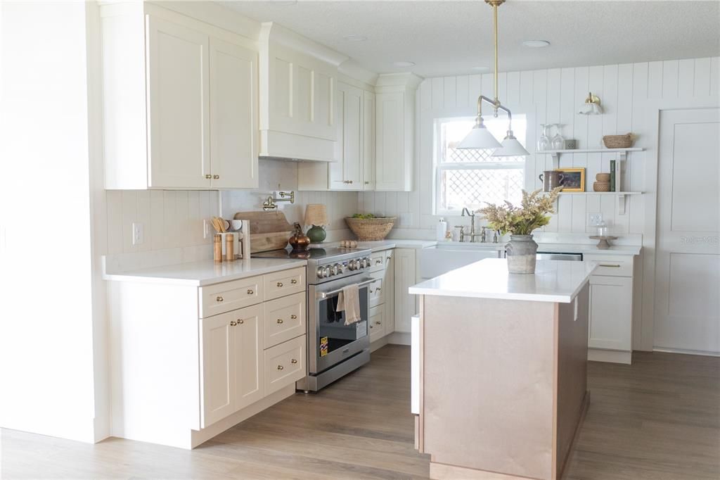 For Sale: $998,000 (5 beds, 3 baths, 2852 Square Feet)