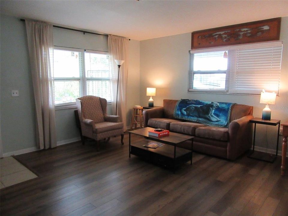 待售: $215,000 (3 贝兹, 1 浴室, 1000 平方英尺)