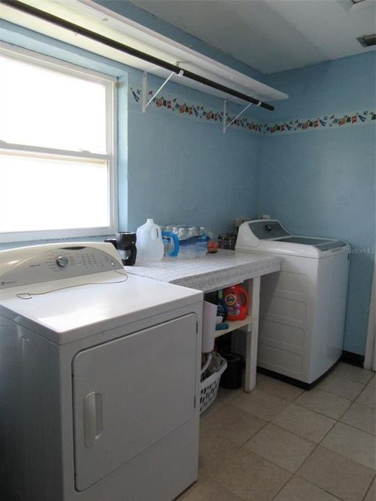 待售: $215,000 (3 贝兹, 1 浴室, 1000 平方英尺)