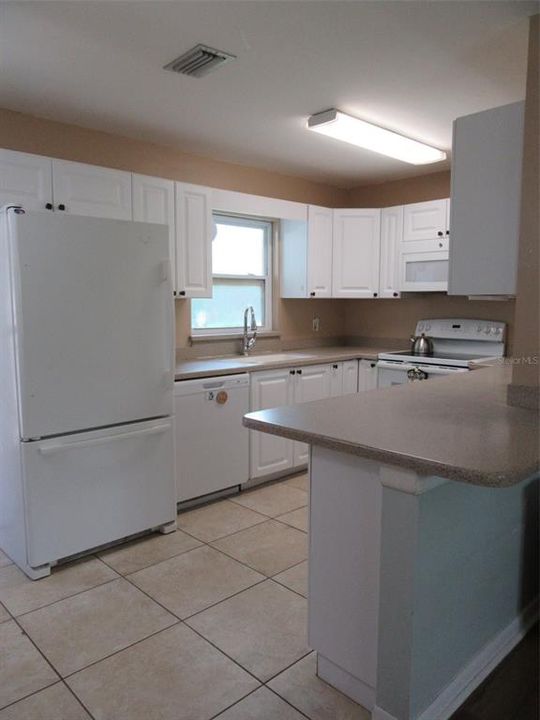 待售: $215,000 (3 贝兹, 1 浴室, 1000 平方英尺)