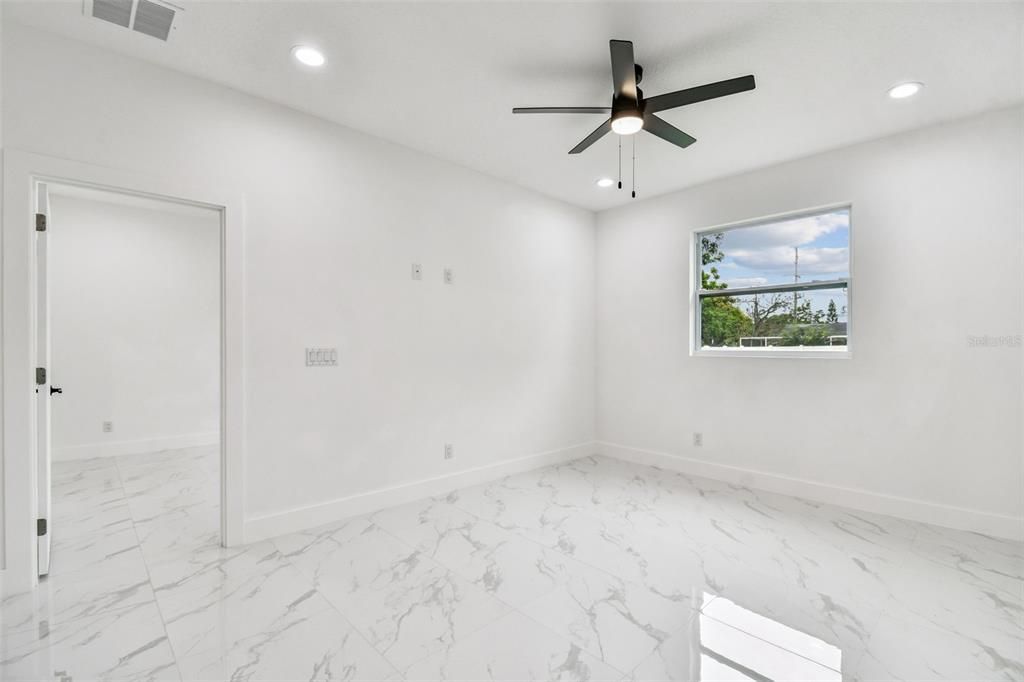 合同活跃: $319,900 (3 贝兹, 2 浴室, 1600 平方英尺)