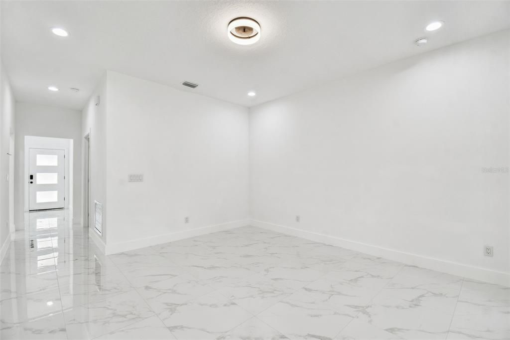 合同活跃: $319,900 (3 贝兹, 2 浴室, 1600 平方英尺)