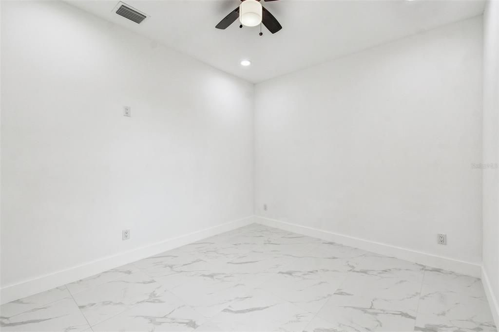 合同活跃: $319,900 (3 贝兹, 2 浴室, 1600 平方英尺)