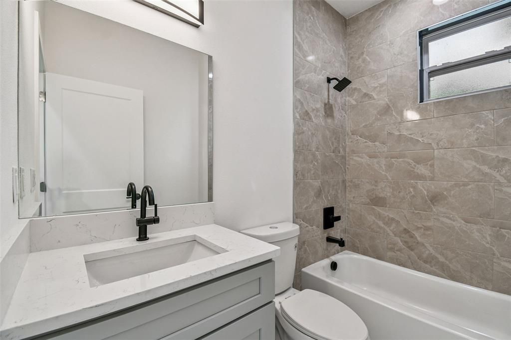 合同活跃: $319,900 (3 贝兹, 2 浴室, 1600 平方英尺)