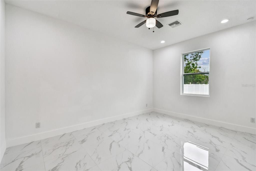 合同活跃: $319,900 (3 贝兹, 2 浴室, 1600 平方英尺)