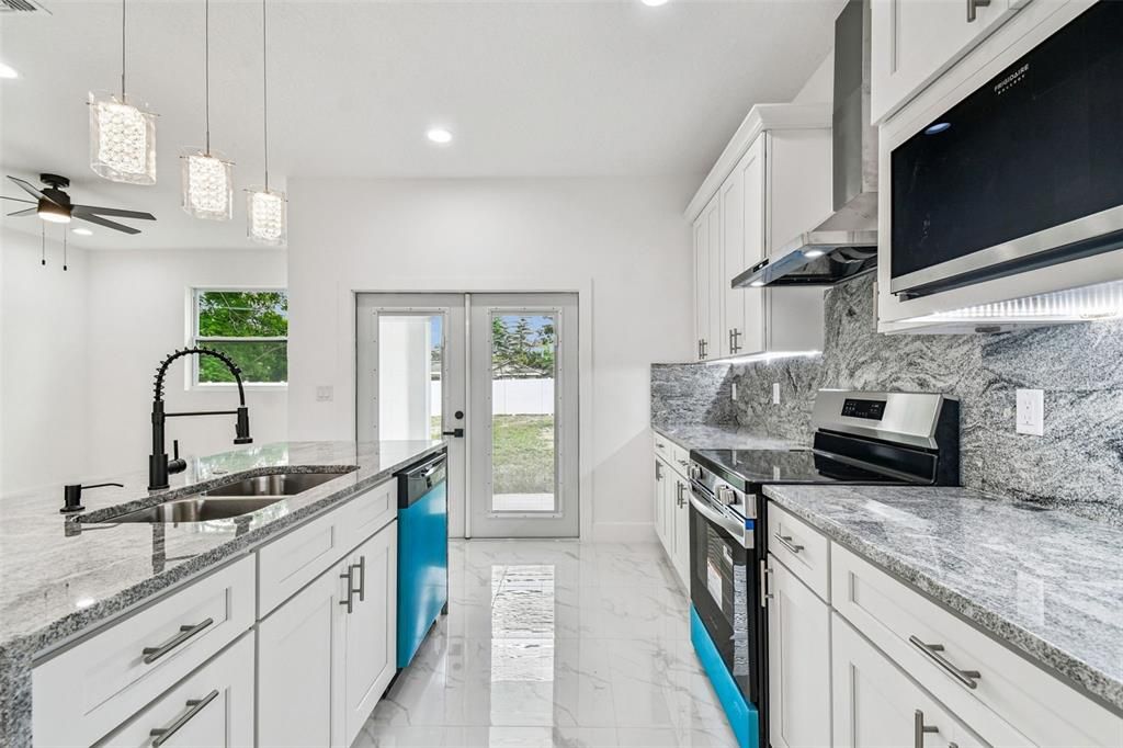 合同活跃: $319,900 (3 贝兹, 2 浴室, 1600 平方英尺)