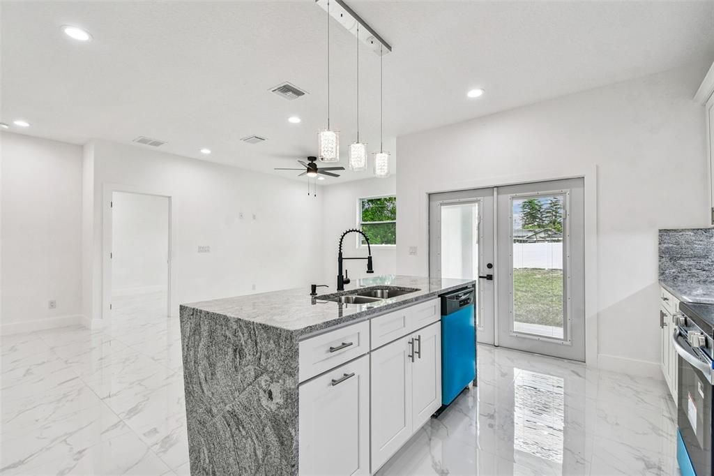 合同活跃: $319,900 (3 贝兹, 2 浴室, 1600 平方英尺)