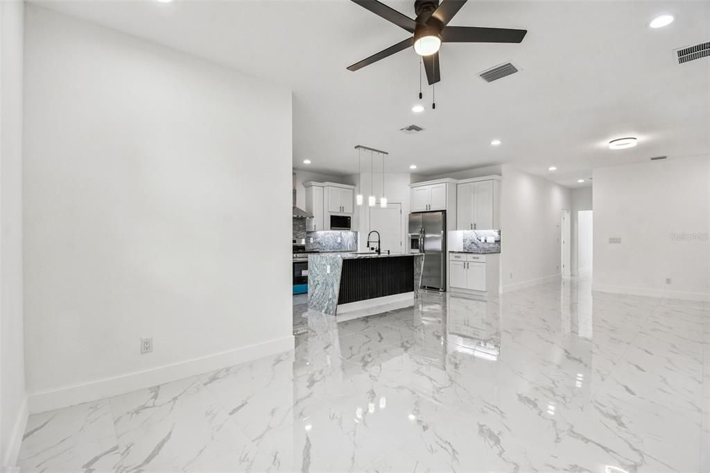 合同活跃: $319,900 (3 贝兹, 2 浴室, 1600 平方英尺)