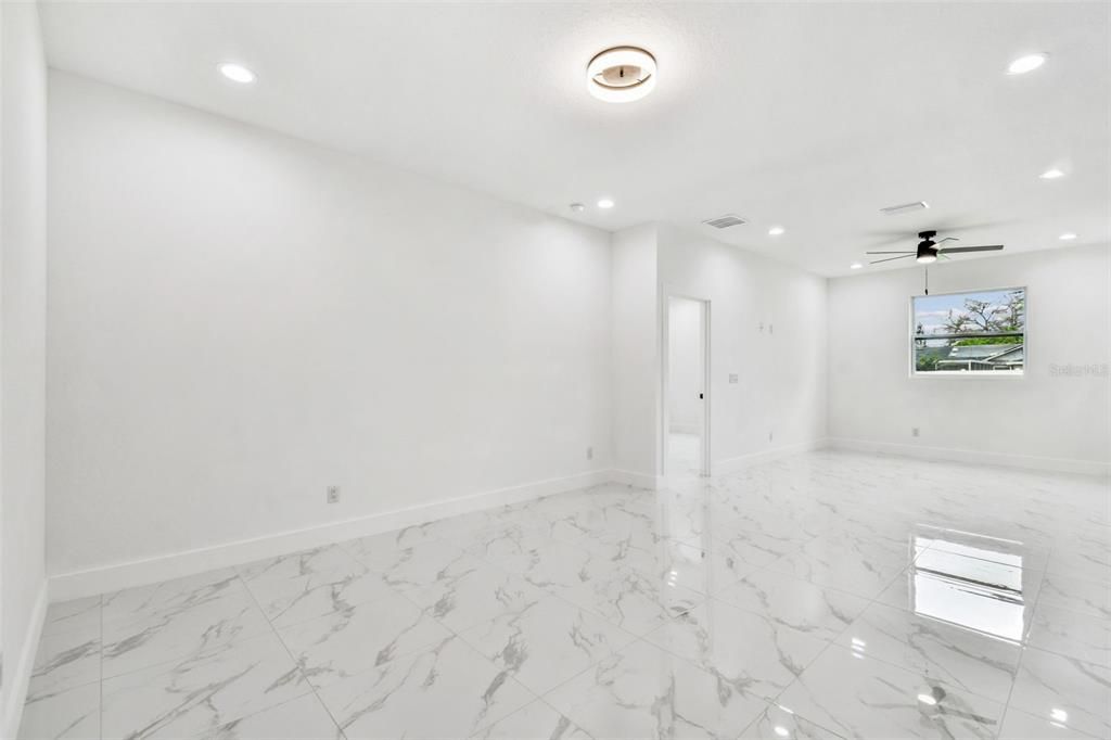 合同活跃: $319,900 (3 贝兹, 2 浴室, 1600 平方英尺)