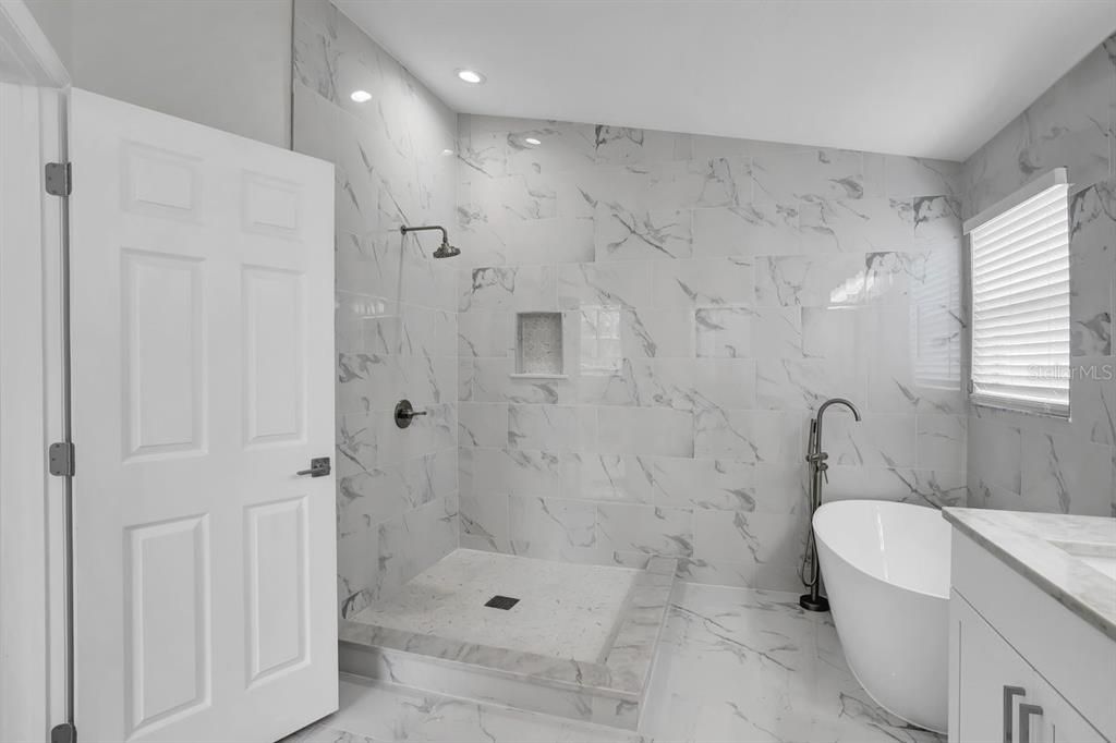 合同活跃: $450,000 (4 贝兹, 2 浴室, 2251 平方英尺)