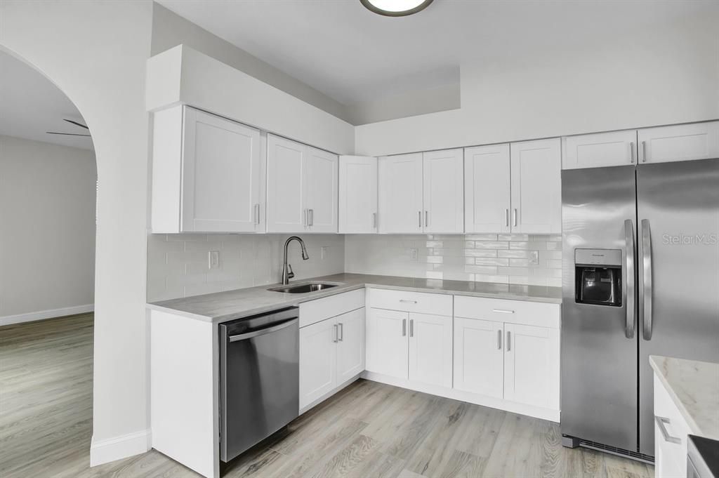 合同活跃: $450,000 (4 贝兹, 2 浴室, 2251 平方英尺)