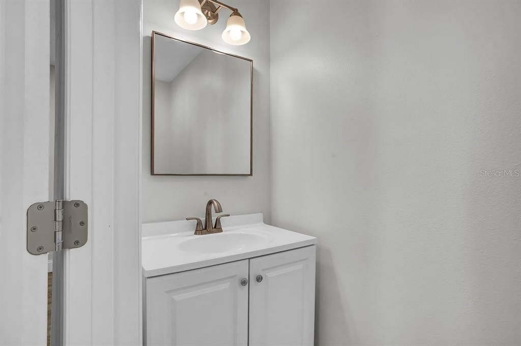 合同活跃: $450,000 (4 贝兹, 2 浴室, 2251 平方英尺)