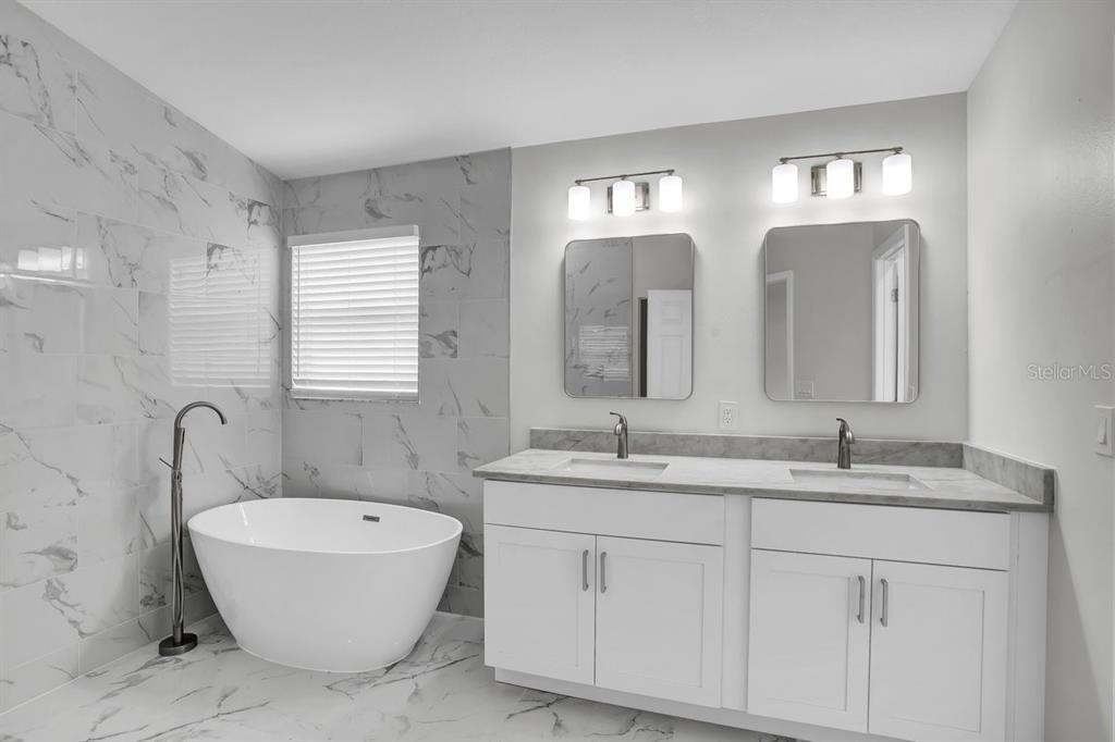 合同活跃: $450,000 (4 贝兹, 2 浴室, 2251 平方英尺)