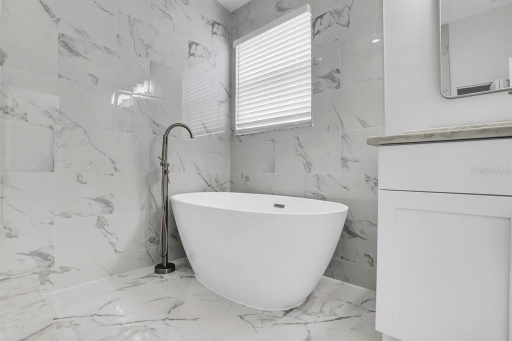 合同活跃: $450,000 (4 贝兹, 2 浴室, 2251 平方英尺)