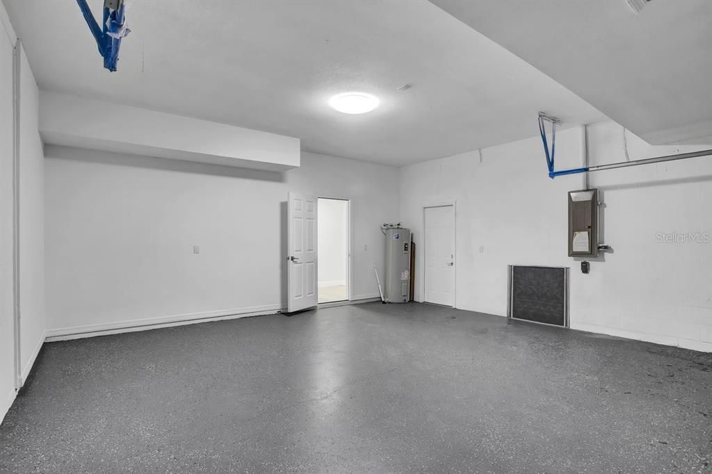 合同活跃: $450,000 (4 贝兹, 2 浴室, 2251 平方英尺)