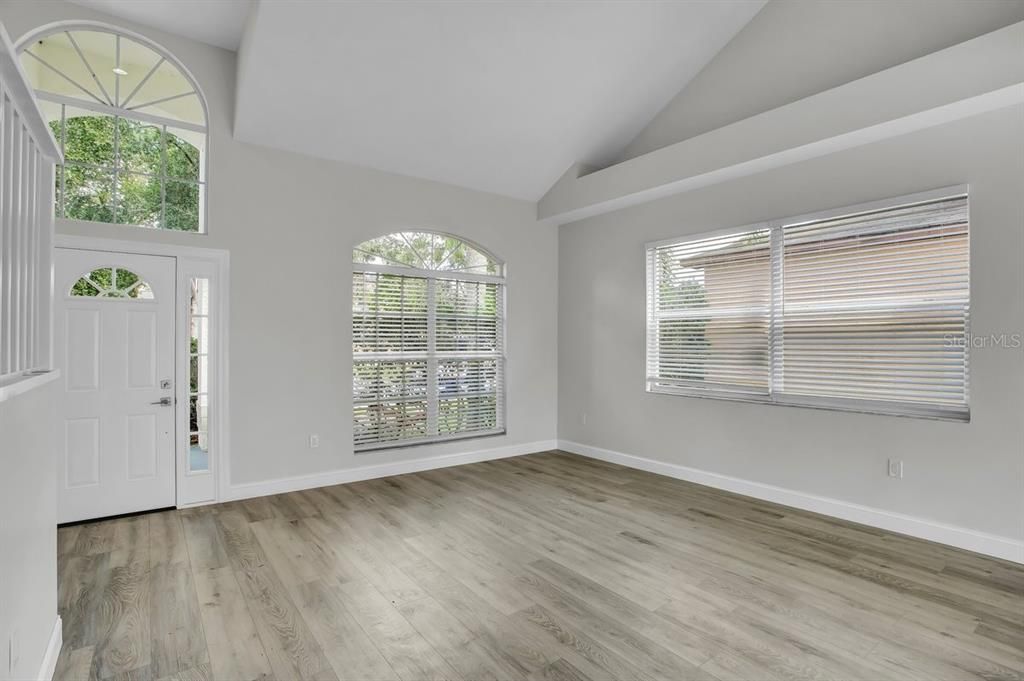 合同活跃: $450,000 (4 贝兹, 2 浴室, 2251 平方英尺)