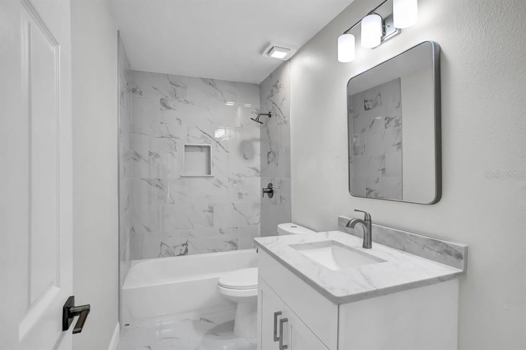 合同活跃: $450,000 (4 贝兹, 2 浴室, 2251 平方英尺)